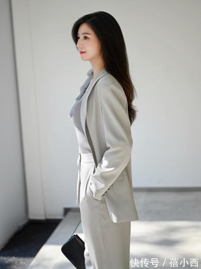 包包 穿衣简约高级的女性,春季都穿“西装”,看这些气质博主就知道了