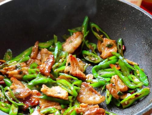 辣椒炒肉时，有人先炒辣椒有人先炒肉，教你饭店的做法，鲜嫩不腻