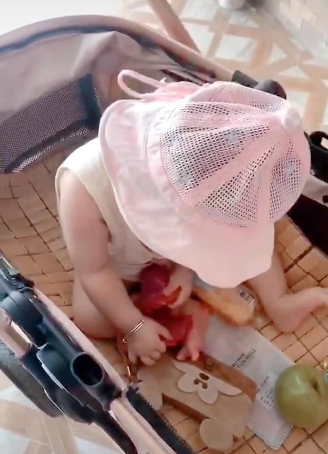 超市|宝妈带娃逛超市,回家后发现儿子手中有东西,仔细一看妈妈笑翻