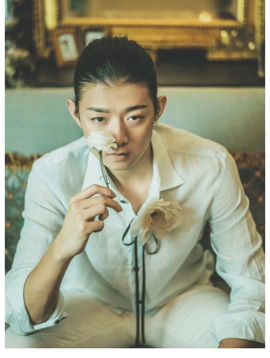 伴奏者|《哥哥》最新一期舞臺播出，霍尊被模糊處理，全程只有1只手出鏡