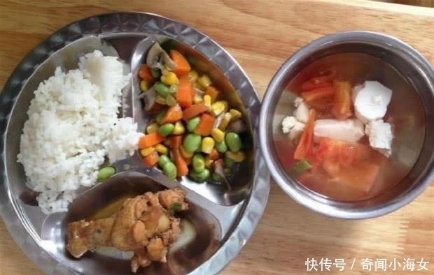 孩子第一天上幼儿园, 老师发伙食照片, 妈妈看完怒言 必须转学