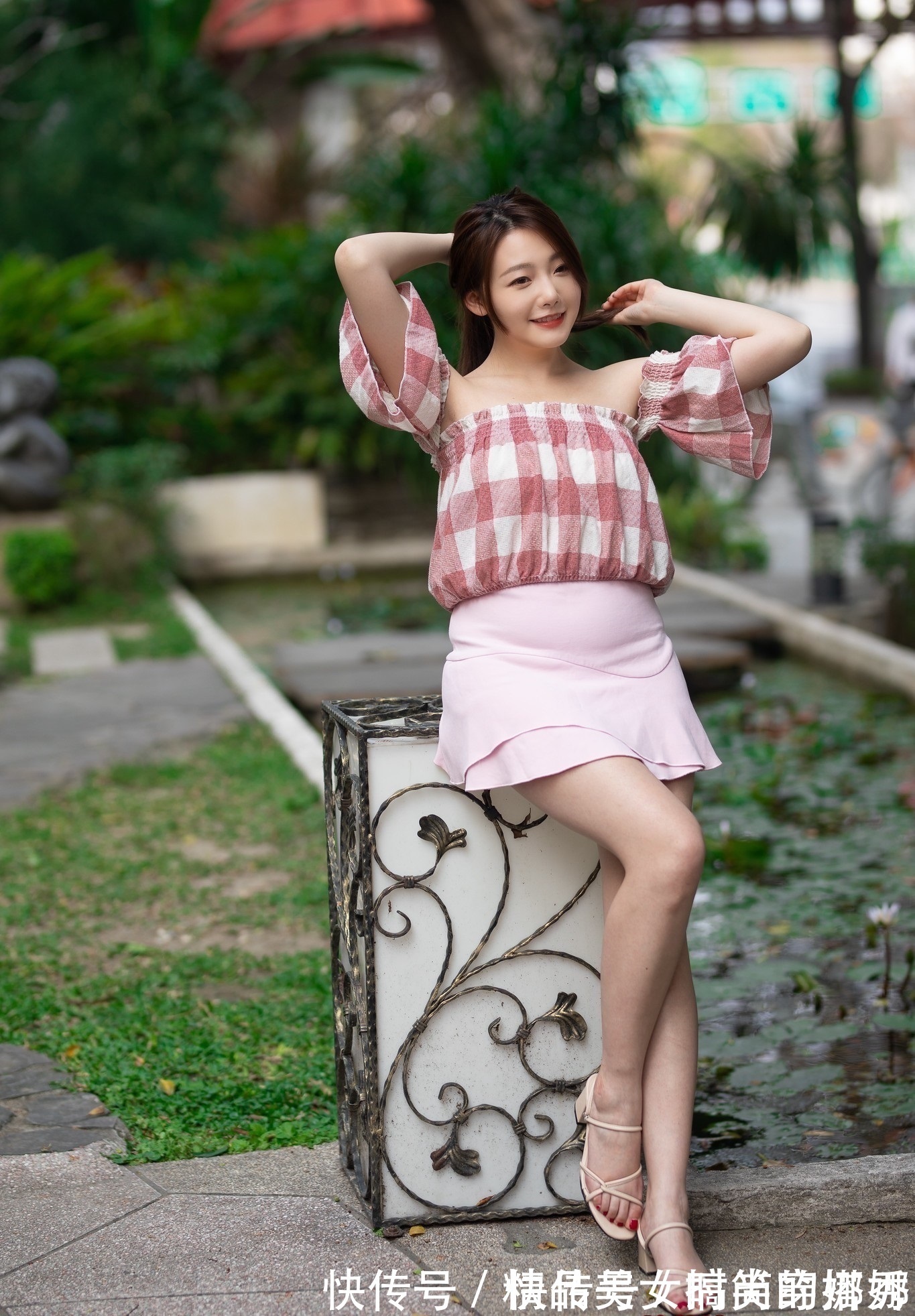 短裙|粉白格子的上衣搭配粉色的双层短裙,很显青春的甜美气息