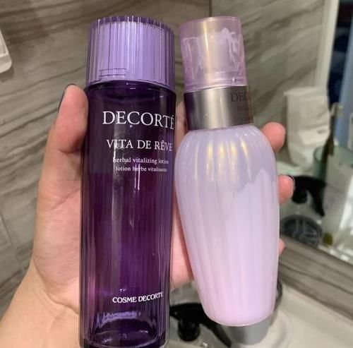 保湿|水乳什么牌子好？水乳“红黑榜”大pk，到底谁才是真正的赢家？