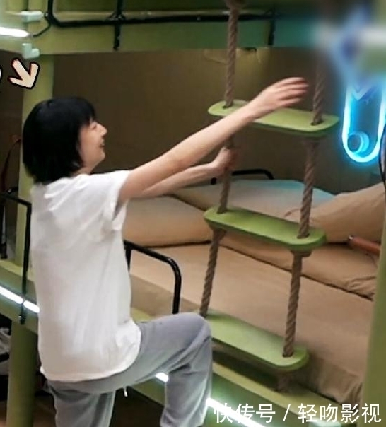 赵粤爬床睡觉,脚上毛绒袜子的颜色抢镜,观众们忍不住吐槽:这是多久没洗了?