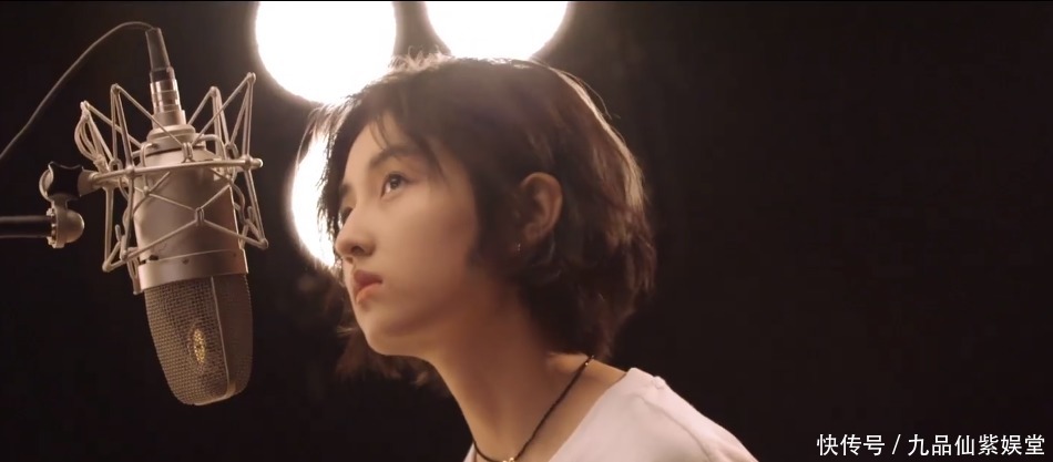 张艺兴 《向往的生活5》首张大合影出炉,张艺兴站位靠后,c位给了妹妹