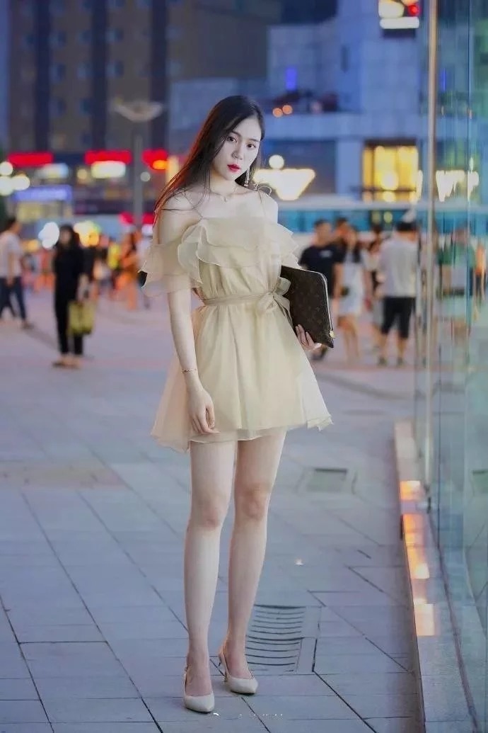 美女|街拍：精致潮流的穿搭，穿出娇俏动人的感觉，美女好看又养眼