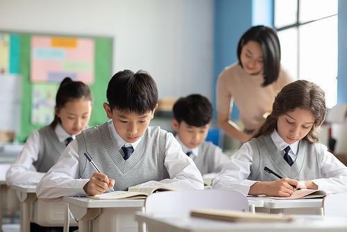 夏天来了！小学生满分作文《孤独》，仅仅三行字，遐想无边，一起来看看