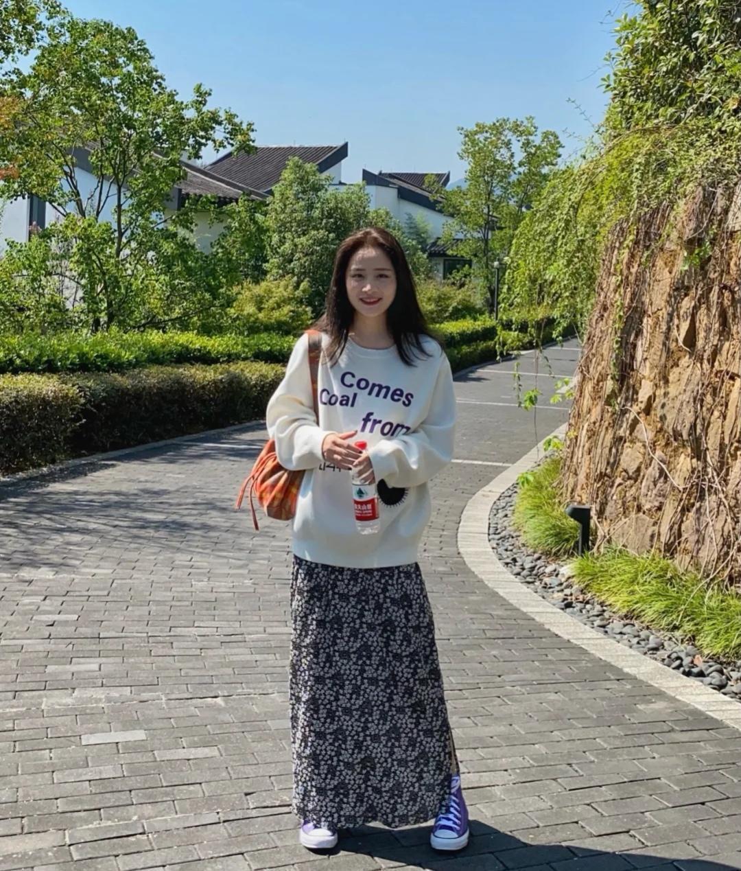 碎花裙 不费力穿搭指南,卫衣搭配牛仔阔腿裤简约洋气,少女感扑面而来