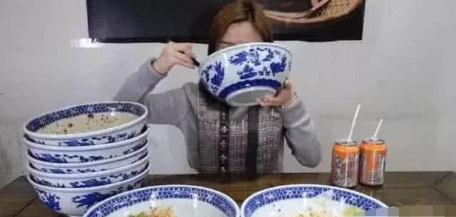 黄磊开的面馆,大胃王密子君吃了八碗雪碧拌面,结账时以为算错了