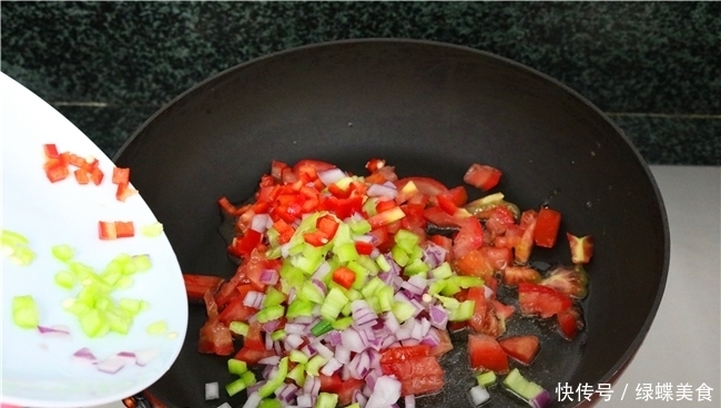 剩米饭完美的吃法不是炒,而是此做法,中西合璧,老人孩子都喜欢