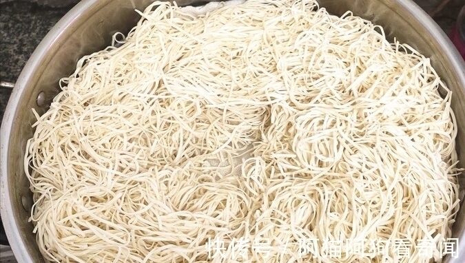 豆角焖面，面条直接下锅是错的，多做1步，根根干香入味，不粘连