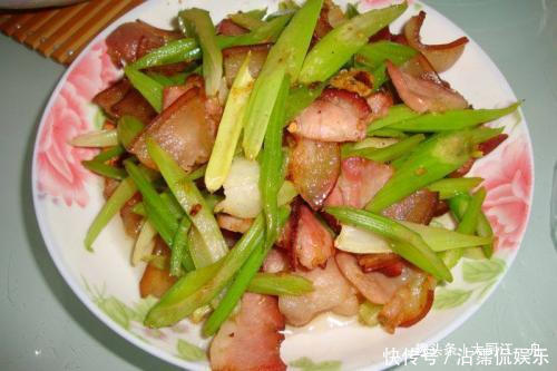后将|芹菜炒腊肉,先炒芹菜还是先炒腊肉大厨都不对,难怪不好吃
