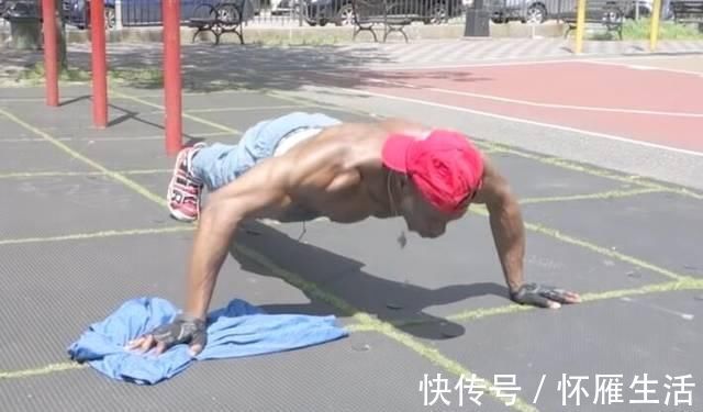 俯卧|俯卧撑增加胸部刺激,黑人小伙演示如何练大胸肌?循环训练法则!