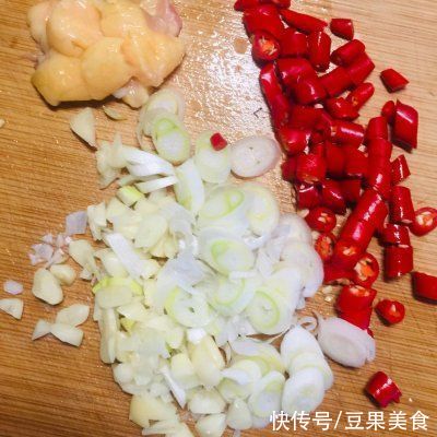 小米辣|三步搞定香酥葱香鲳鱼我家吃了十年，竟然还没吃腻