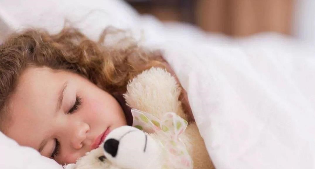 配眼镜|孩子近视,爸爸不许配眼镜,配一次摔一次,眼科医生:真是太无知