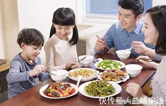 身高|父母的几个坏习惯,正在“偷”走娃的身高,青春期前纠正还来得及