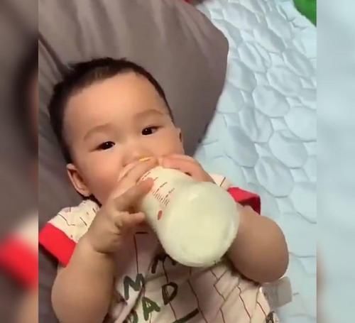 萌娃因“奶瘾”超大走红，网友：建议直接把娃送到戒奶所比较好！