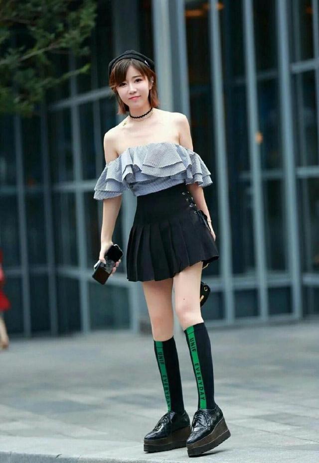 街拍:身材很不错的小姐姐,美腿是真的长,很好看呢