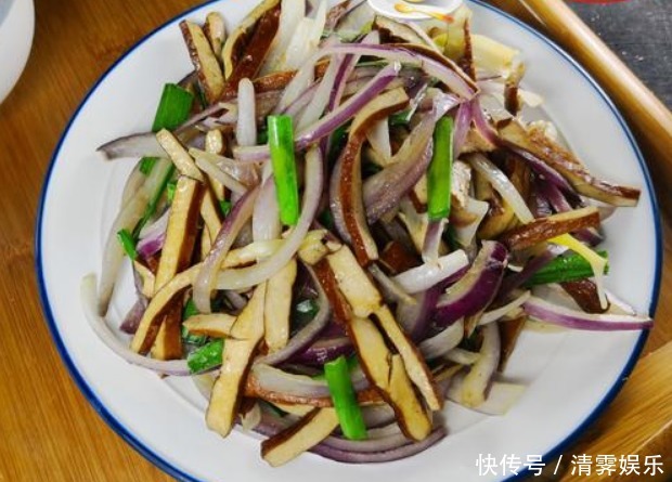 炒洋葱时加“一物”，每天炒一盘，补钙质，软化血管，血管通畅了
