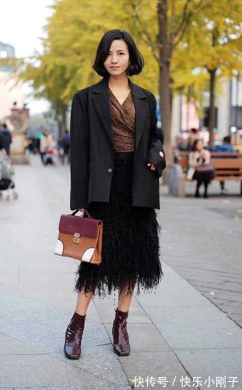 高跟鞋 黑色毛绒裙搭配西装,很中性的感觉,展现出曼妙的身姿