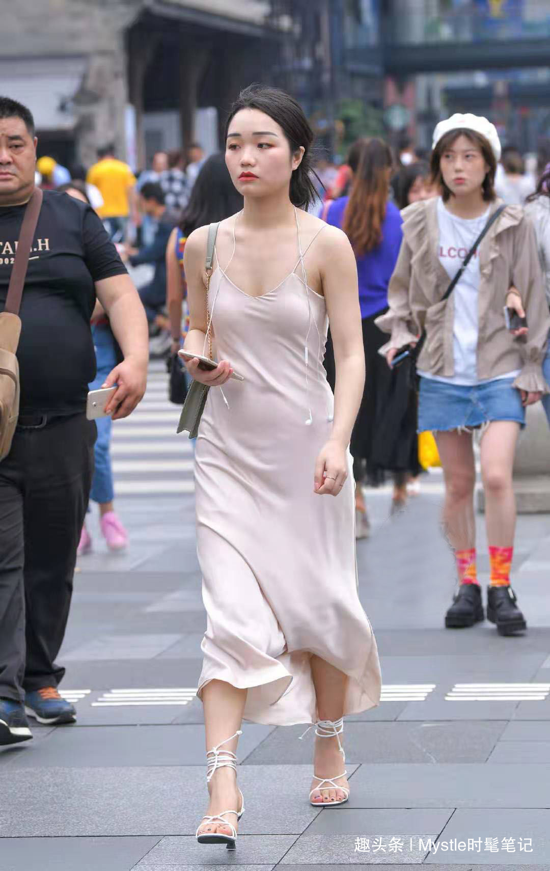 穿搭 连衣裙怎么穿出高级感简单的吊带连衣裙穿出优雅姿态,个性十足