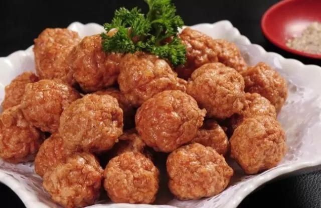 炸肉丸加淀粉加蛋液其实都错了,加它不仅不易散,而且有弹性