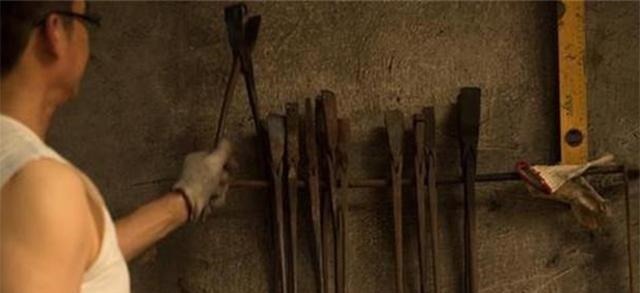 龙泉剑$铸剑师郑国荣第一把剑拍卖两万,第2把陨铁铸造,第3把赠金庸!