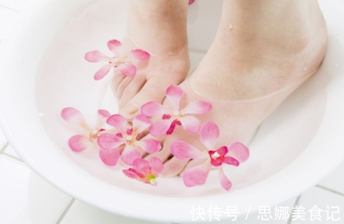 泡脚|每天用热水泡脚,究竟是好还是坏?医生:这5种人,坚决不能泡脚
