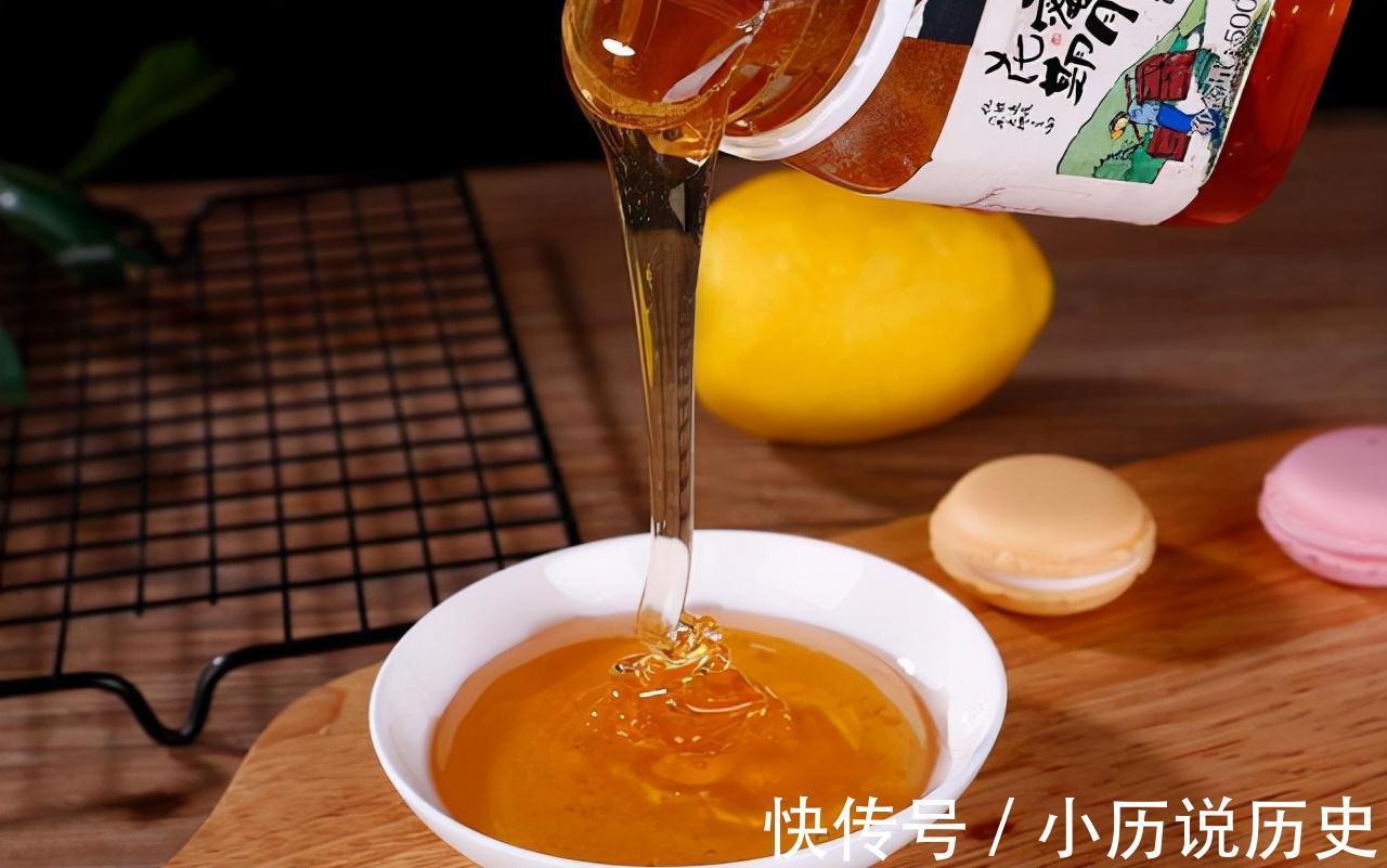 零食|女性过了45岁不要太节俭，常吃4种零食，补充雌激素、抗衰老