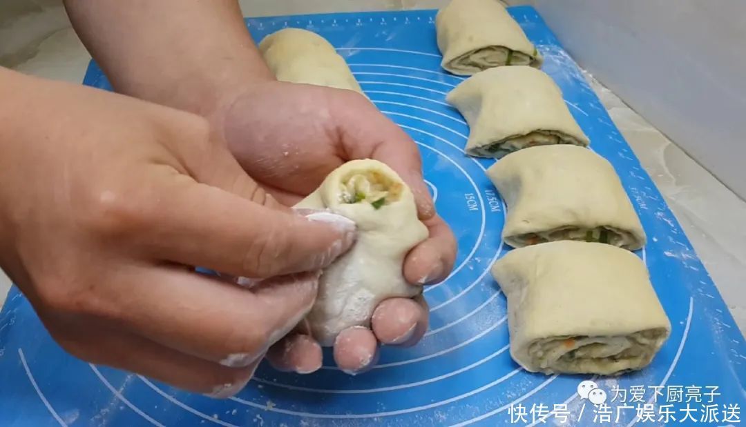 鸡蛋|土豆别再炒着吃了,撒1把葱花,比鸡蛋饼还香,出锅孩子都抢着吃