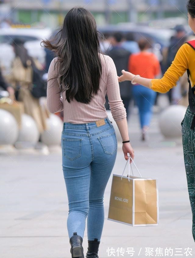 阿成 藕粉色上衣温柔淡雅,搭配牛仔裤,兼具休闲范儿与浪漫气质!