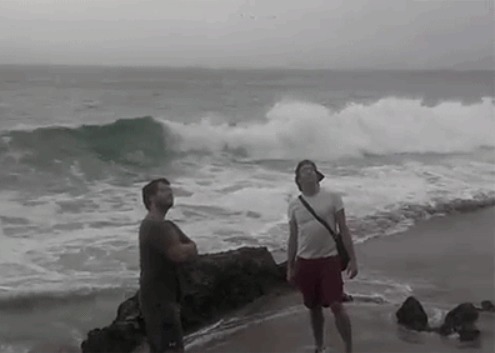 |搞笑GIF：嫂子为了让大哥戒烟 使尽了她浑身招数