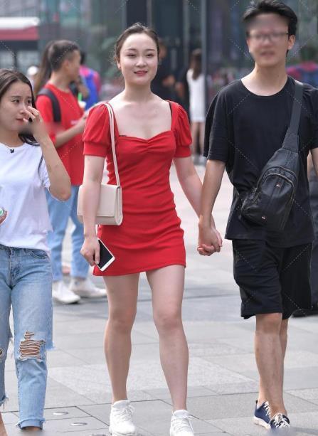 人带来一|艳红色的短款裙,优雅又能穿出清凉感,还能个人带来青春洋溢的气质