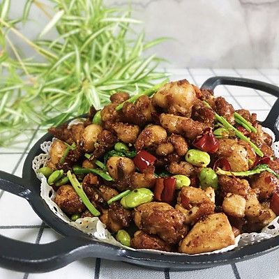 第一次做辣子鸡丁就一致好评,从此做菜就有了自信