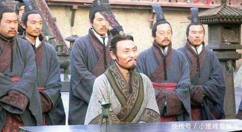 古人常把东西装在袖中,走路的时候双臂垂落,东西为何掉不出来?