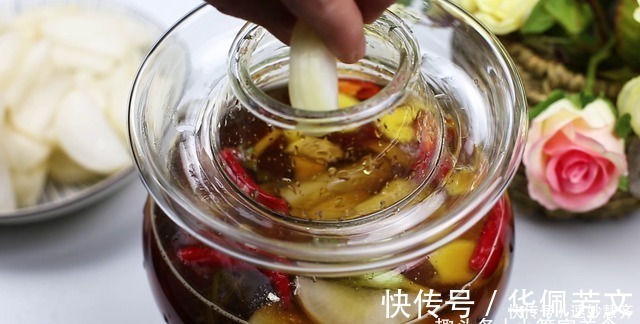 酸萝卜|冬天要多吃萝卜，教你饭店的秘制腌萝卜做法，酸甜微辣嘎嘣脆好吃