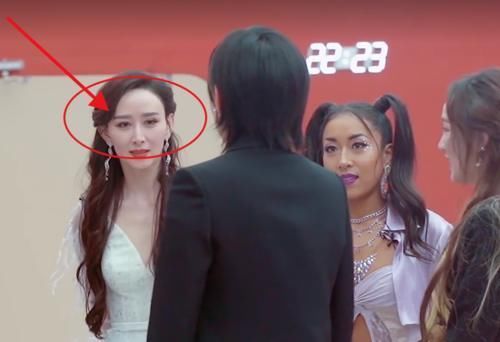 姐姐|李斯丹妮现身《姐姐》成帮唱,刚出场就获大批欢呼,唯有她翻白眼还无视