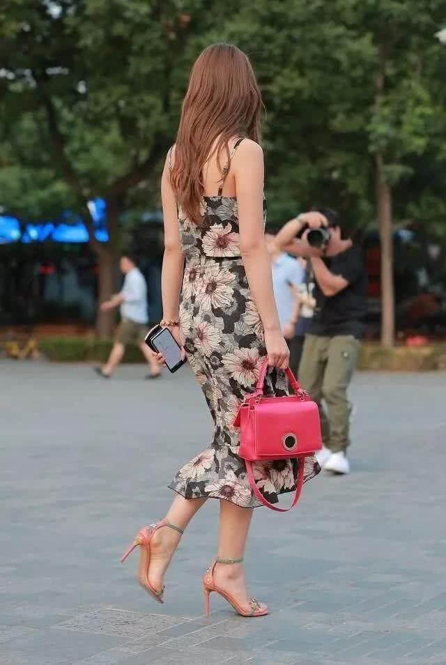 连衣裙高贵典雅且简约大气，穿着既有舒适度也很有时尚感