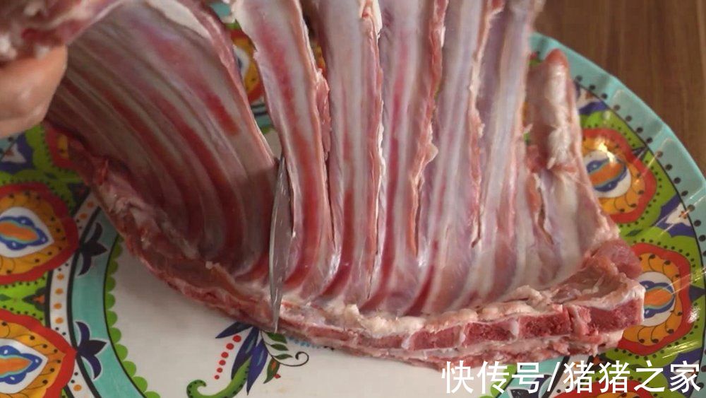 在家用烤箱也能做出滋滋美味的烤羊排，配料毫无保留分享，吃起来