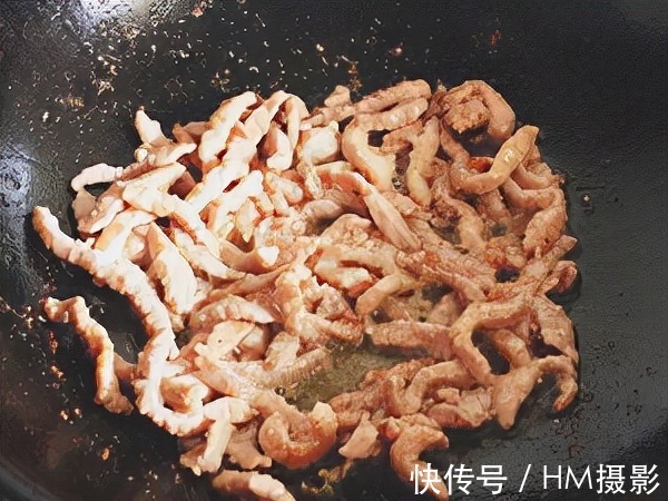 这4菜1汤已备好，荤素搭配做法简单，待客倍有面子