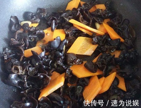 炒木耳总是“噼啪”响多加上1个步骤，木耳不炸锅，鲜香还脆爽