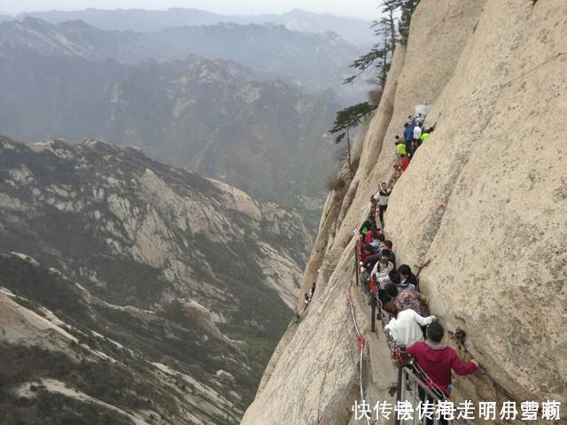 在华山旅游，不要随便体验长空栈道，游客：不听劝的大多后悔了！