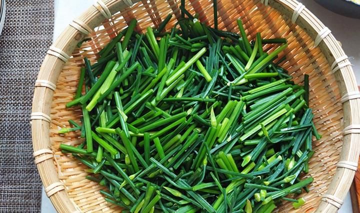 楼道|7月就要吃这菜，鲜嫩清脆，简单一炒，香味飘满楼道，邻居都说香