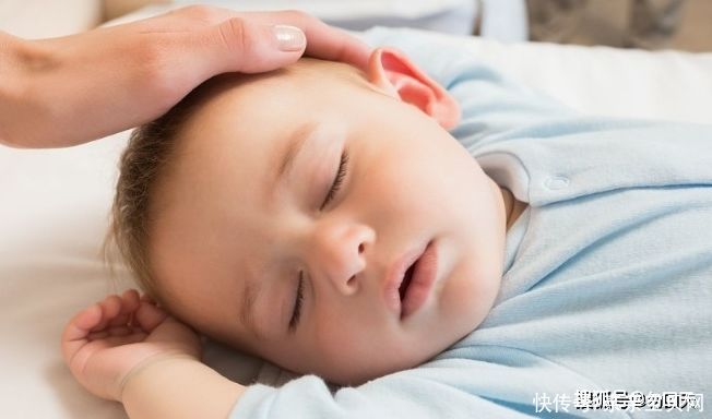 家长|孩子睡觉时，总是爱打滚，可能因为2个原因，家长需重视