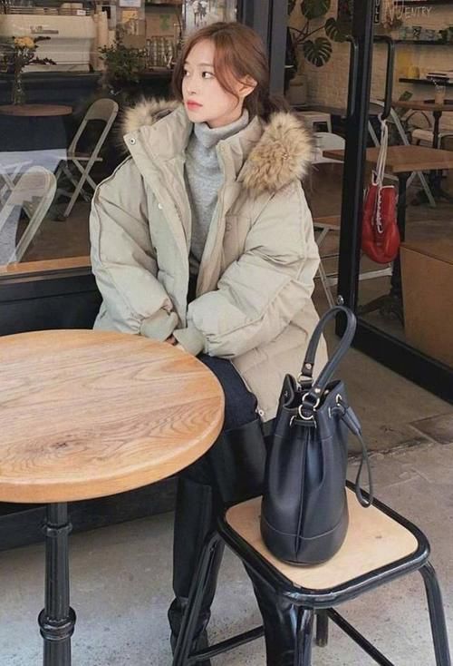 冬天怎么穿更潮流？试试“薄打底＋厚外套”，时尚达人最爱