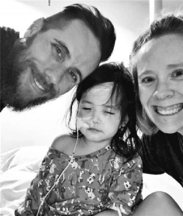 女孩|中国“蓝眼睛”女孩,出生后被抛弃,被美国夫妇领养后,如今怎样