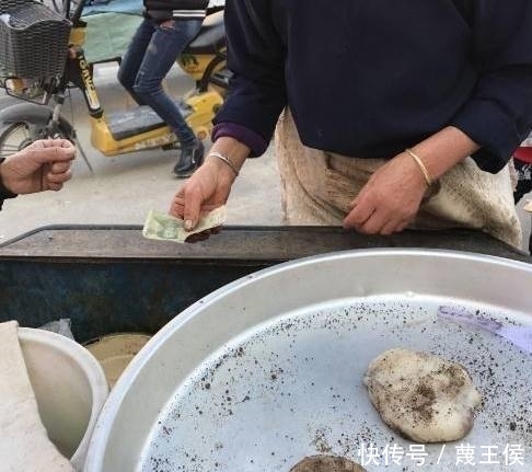 80岁老奶奶路边卖这种小吃!一元一个,一天最多只能卖70个!