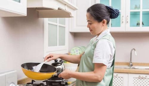 保姆|双胞胎哥哥总在半夜哭醒,宝妈偷在房间安装监控,查看后崩溃痛哭