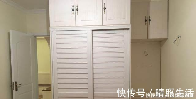 榻榻米|老婆嫌新房没飘窗,让木工在阳台打了一圈柜子,瞬间多出一间房!