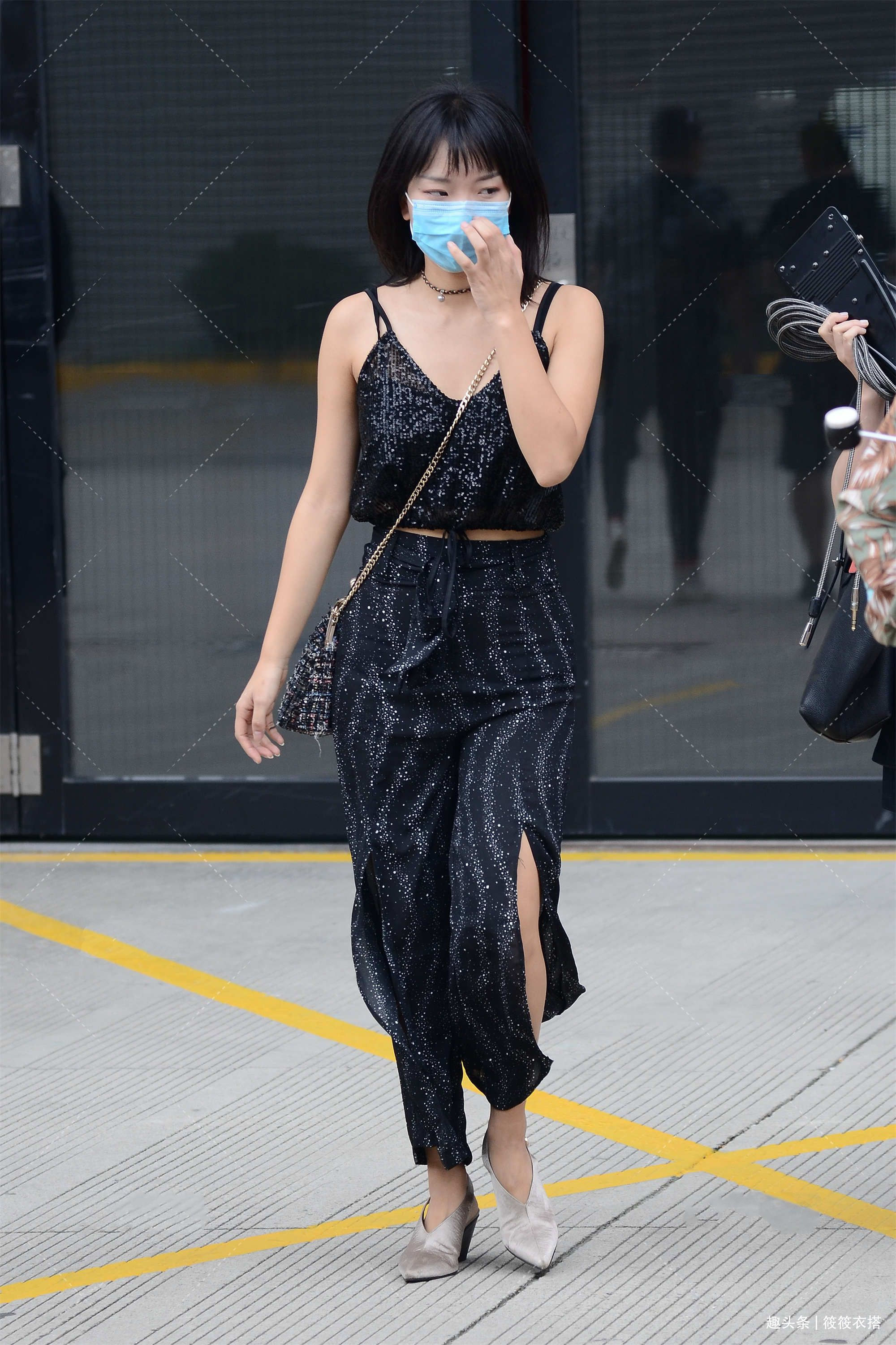 亮片装饰连体衣搭配一双银亮色高跟鞋，华丽高贵，穿上有气质